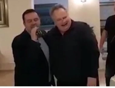 Ο Σέρβος ΥΠΕΞ τραγουδάει στο Ν.Κοτζιά το «Μη μου θυμώνεις μάτια μου» και αυτός τον συνοδεύει